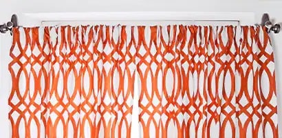 使用無痕&trade; 金屬掛鈎掛起窗簾桿