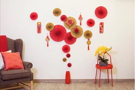 使用無痕™ 魔術貼與掛鈎掛上新年裝飾物
