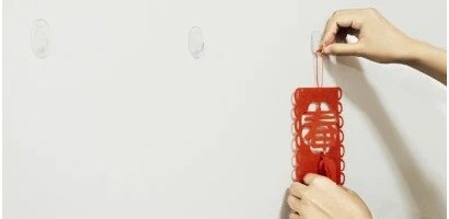 使用無痕™ 小型透明掛鈎掛上如意結、吊飾
