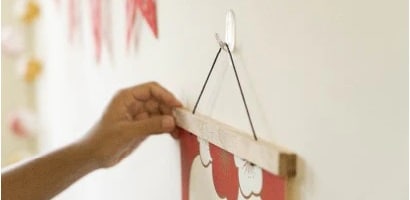 使用無痕™ 小型透明掛鈎掛上新年月曆
