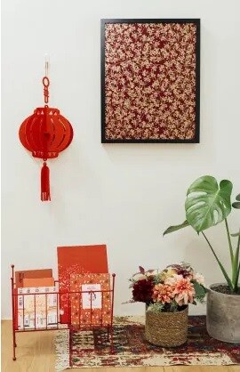 使用無痕™ 中型魔術貼與透明小型掛鈎掛上喜氣的海報與如意結吊飾