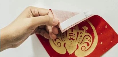 使用無痕™ 雙面中型膠黏上揮春
