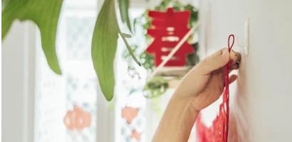 將年節吊旗掛上無痕™ 中型掛鈎
