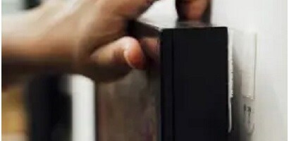 使用無痕™ 中型魔術貼安裝新年畫作、海報
