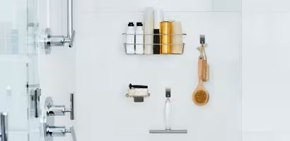 使用無痕&trade; 金屬飾面浴室掛鈎掛起浴室用品