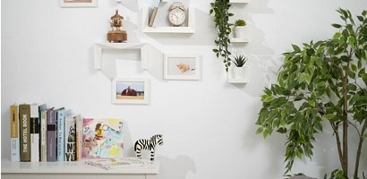 使用無痕&trade; 層板架、置物盒打造植物牆