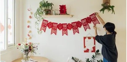 使用無痕™ 中型掛鈎掛上年節吊旗
