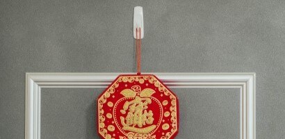 使用無痕™ 中型掛鈎掛上炮丈吊飾
