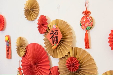 使用無痕™ 透明掛鈎掛起新年扇花
