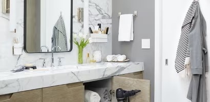 使用無痕&trade; 金屬飾面浴室收納產品為浴室增加風格和功能